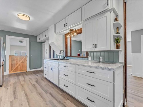 80 Pacific Avenue, Irvine, AB - Indoor Photo Showing Kitchen
