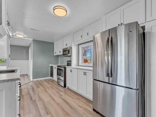 80 Pacific Avenue, Irvine, AB - Indoor Photo Showing Kitchen