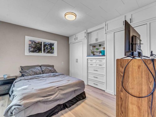 80 Pacific Avenue, Irvine, AB - Indoor Photo Showing Bedroom
