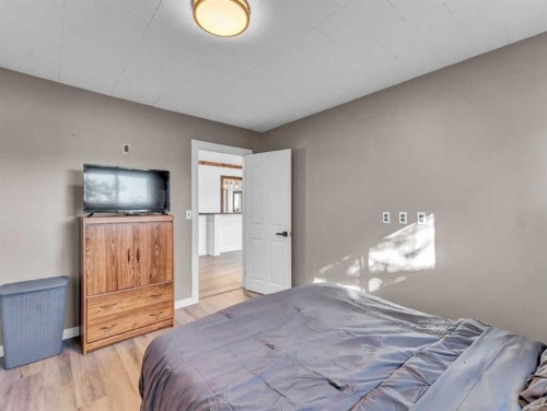 80 Pacific Avenue, Irvine, AB - Indoor Photo Showing Bedroom