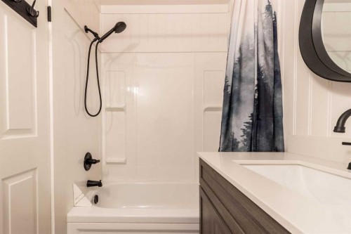 80 Pacific Avenue, Irvine, AB - Indoor Photo Showing Bathroom