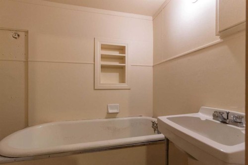 80 Pacific Avenue, Irvine, AB - Indoor Photo Showing Bathroom