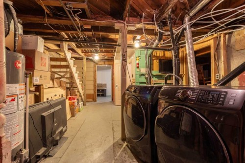 80 Pacific Avenue, Irvine, AB - Indoor Photo Showing Laundry Room