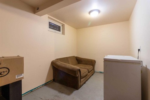 80 Pacific Avenue, Irvine, AB - Indoor Photo Showing Other Room