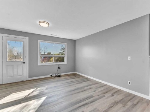 80 Pacific Avenue, Irvine, AB - Indoor Photo Showing Other Room