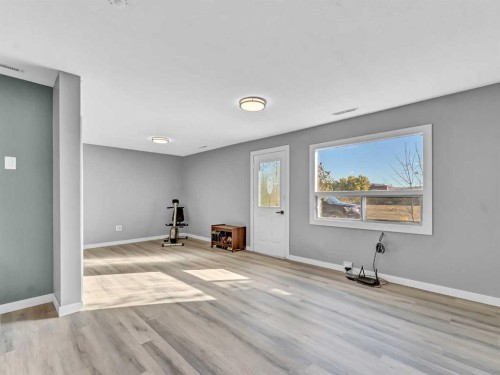 80 Pacific Avenue, Irvine, AB - Indoor Photo Showing Other Room