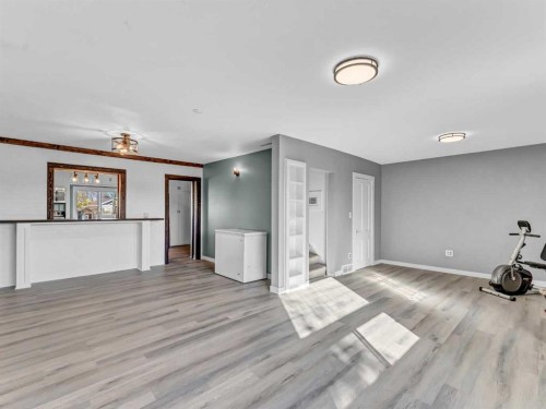 80 Pacific Avenue, Irvine, AB - Indoor Photo Showing Other Room