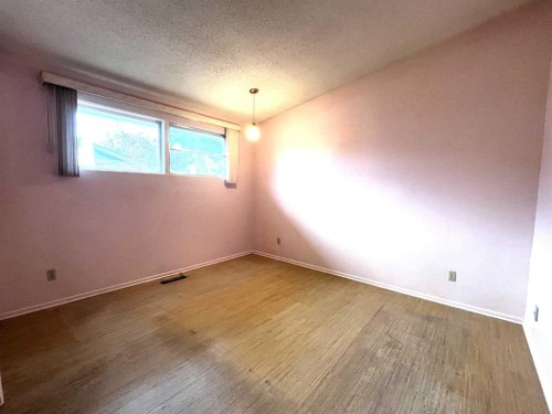 895 16A Street Ne, Medicine Hat, AB - Indoor Photo Showing Other Room