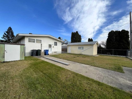 895 16A Street Ne, Medicine Hat, AB - Outdoor