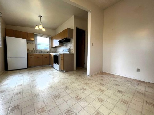 895 16A Street Ne, Medicine Hat, AB - Indoor Photo Showing Kitchen