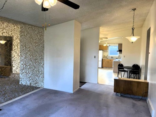 895 16A Street Ne, Medicine Hat, AB - Indoor Photo Showing Other Room