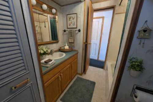 413 4 Street, Suffield, AB - Indoor Photo Showing Bathroom