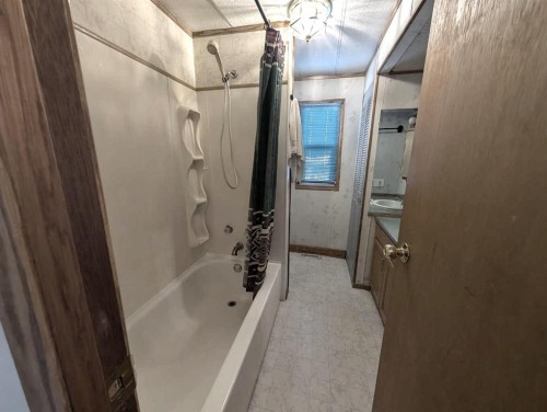 413 4 Street, Suffield, AB - Indoor Photo Showing Bathroom