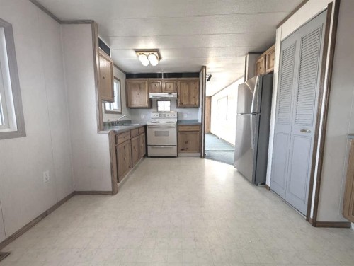 413 4 Street, Suffield, AB - Indoor Photo Showing Kitchen