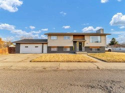 25 Rossmere Avenue SE Medicine Hat, AB T1B 2S8