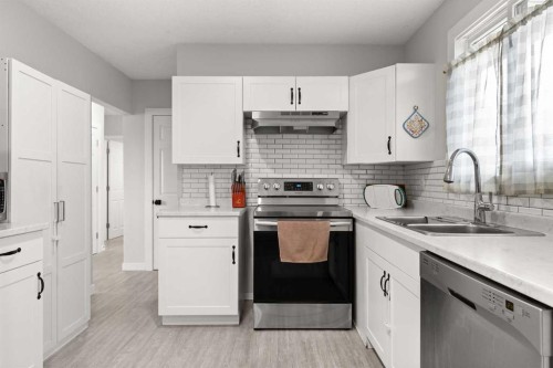 70 Colter Crescent Nw, Medicine Hat, AB - Indoor Photo Showing Kitchen With Double Sink