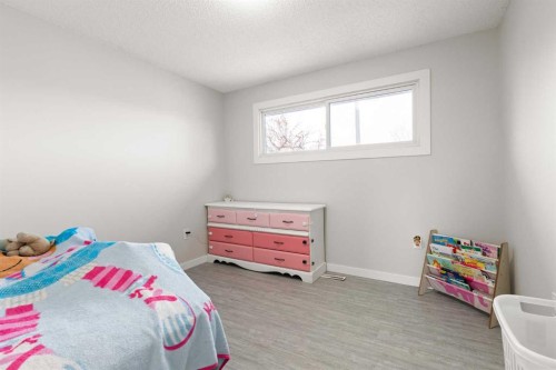 70 Colter Crescent Nw, Medicine Hat, AB - Indoor Photo Showing Bedroom