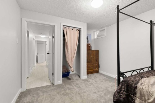 70 Colter Crescent Nw, Medicine Hat, AB - Indoor Photo Showing Bedroom