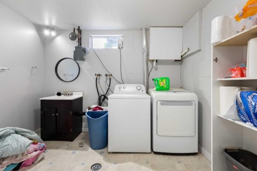 70 Colter Crescent Nw, Medicine Hat, AB - Indoor Photo Showing Laundry Room