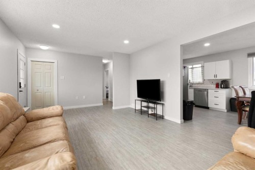 70 Colter Crescent Nw, Medicine Hat, AB - Indoor Photo Showing Living Room