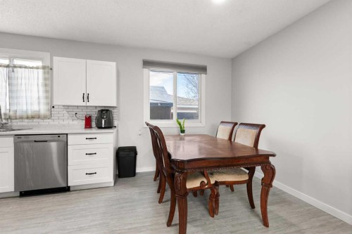 70 Colter Crescent Nw, Medicine Hat, AB - Indoor Photo Showing Dining Room