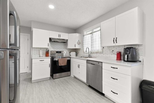 70 Colter Crescent Nw, Medicine Hat, AB - Indoor Photo Showing Kitchen