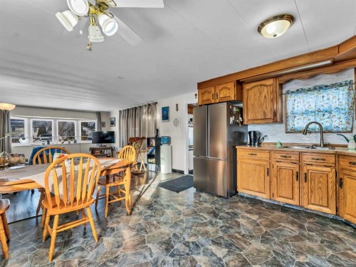 125 Foster Street Se, Seven Persons, AB - Indoor Photo Showing Kitchen