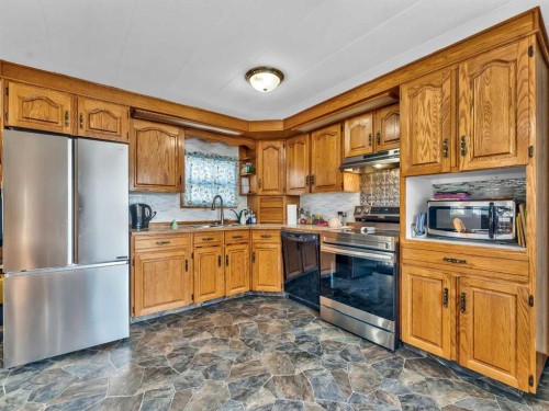 125 Foster Street Se, Seven Persons, AB - Indoor Photo Showing Kitchen