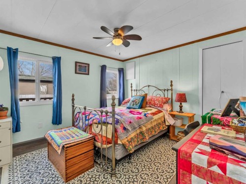 125 Foster Street Se, Seven Persons, AB - Indoor Photo Showing Bedroom