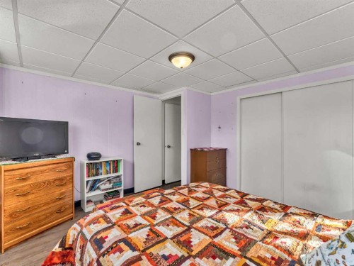 125 Foster Street Se, Seven Persons, AB - Indoor Photo Showing Bedroom