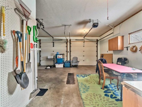 125 Foster Street Se, Seven Persons, AB - Indoor Photo Showing Garage