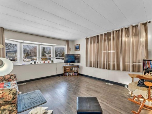 125 Foster Street Se, Seven Persons, AB - Indoor Photo Showing Living Room