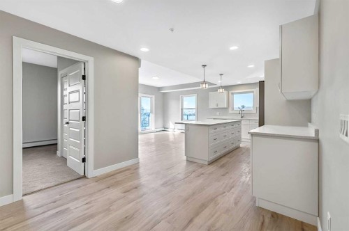 302-21 Ranchlands Boulevard Ne, Medicine Hat, AB - Indoor Photo Showing Kitchen