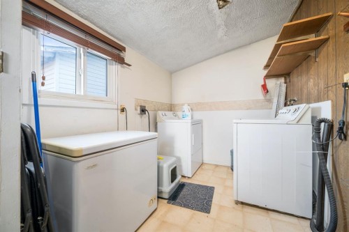509 3 Street Se, Redcliff, AB - Indoor Photo Showing Laundry Room