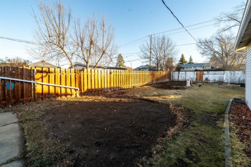 509 3 Street Se, Redcliff, AB - Outdoor