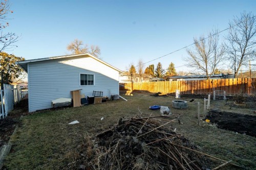 509 3 Street Se, Redcliff, AB - Outdoor