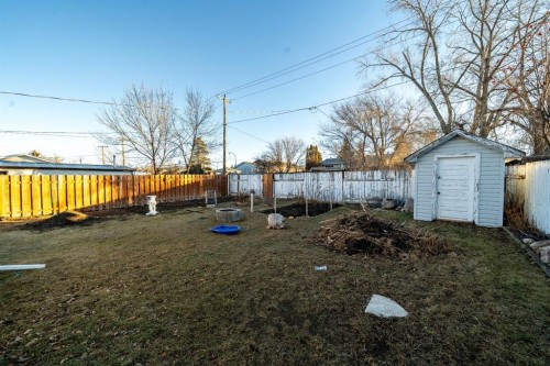 509 3 Street Se, Redcliff, AB - Outdoor