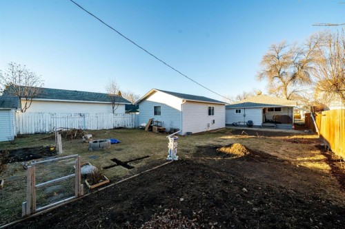 509 3 Street Se, Redcliff, AB - Outdoor