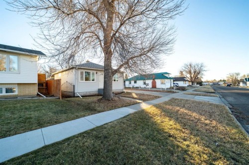 509 3 Street Se, Redcliff, AB - Outdoor