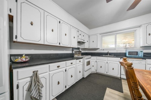 509 3 Street Se, Redcliff, AB - Indoor Photo Showing Kitchen