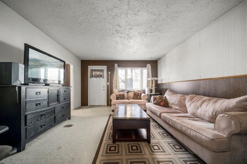 509 3 Street Se, Redcliff, AB - Indoor Photo Showing Living Room