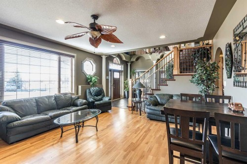 770 Eagle Ridge Drive, Dunmore, AB - Indoor Photo Showing Living Room