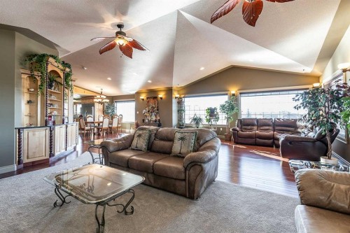770 Eagle Ridge Drive, Dunmore, AB - Indoor Photo Showing Living Room