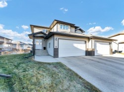 28 Saamis Close SW Medicine Hat, AB T1B 4V6