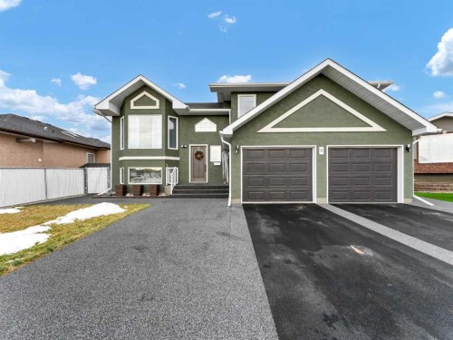 9 Riverview Green Se, Redcliff, AB - Outdoor