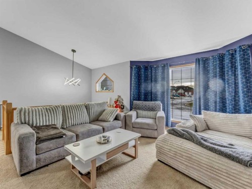 9 Riverview Green Se, Redcliff, AB - Indoor Photo Showing Living Room