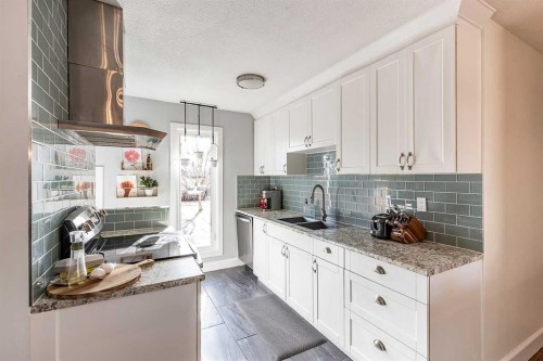 683 7 Street Sw, Medicine Hat, AB - Indoor Photo Showing Kitchen With Double Sink