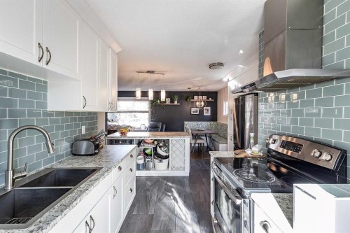 683 7 Street Sw, Medicine Hat, AB - Indoor Photo Showing Kitchen With Double Sink With Upgraded Kitchen