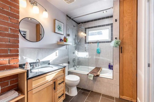 683 7 Street Sw, Medicine Hat, AB - Indoor Photo Showing Bathroom