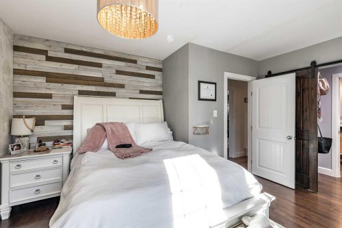 683 7 Street Sw, Medicine Hat, AB - Indoor Photo Showing Bedroom